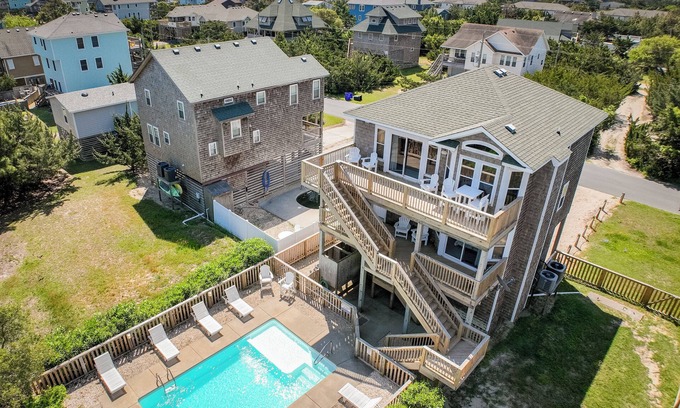 Waves House | Pet Friendly, fenced in Yard and Huge Pool! Sound Views, 2 min walk to Ocean