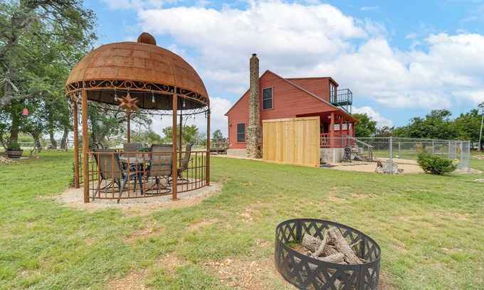 Fredericksburg House | Pet-Friendly Fredericksburg Cabin w/Hot Tub!