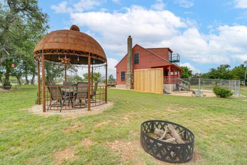 Fredericksburg House | Pet-Friendly Fredericksburg Cabin with Hot Tub!