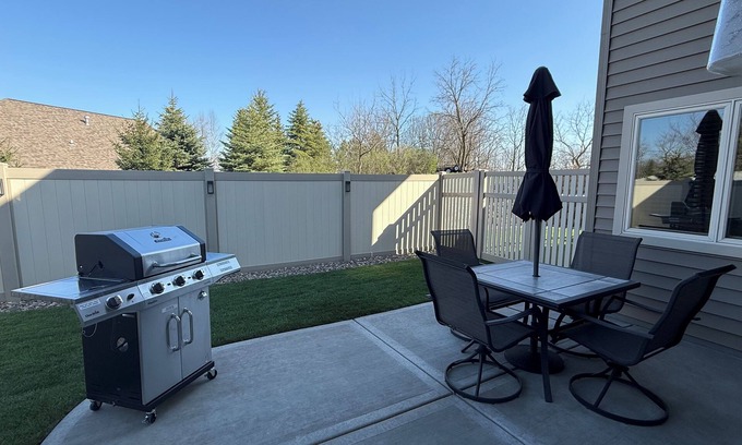 Middleton Apartment | Pet Friendly Fully Furnished Modern 1-Bedroom Oasis with Private Outdoor Retreat