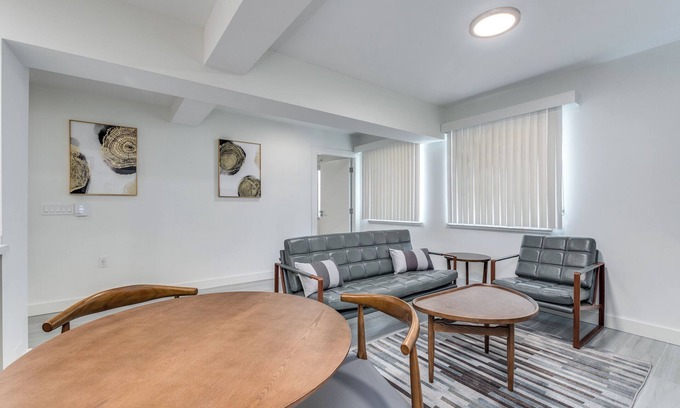 Downtown Vancouver Apartment | Pet Friendly Furnished 2 Bedroom@ 1168 Pendrell