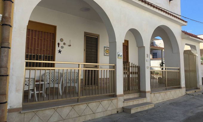 Triscina House | Pet-Friendly Holiday Home 'Villa Lucia' with Sea View & Garden