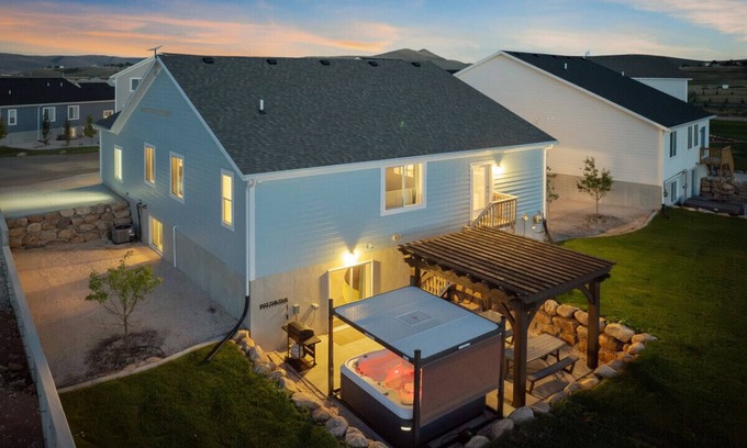Sweetwater House | Pet Friendly-Hot Tub-Game Room-Sleeps 20+Walk to Pickleville