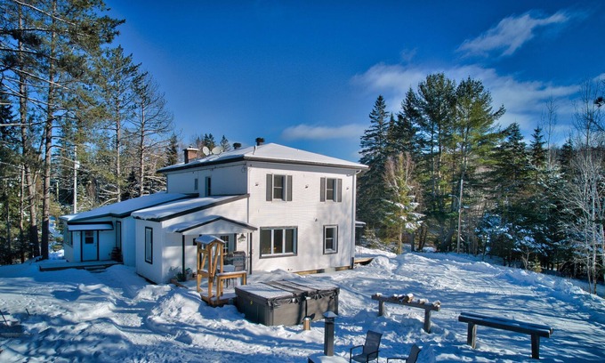 La Macaza Cottage | Pet Friendly Large Family Getaway - 30 Minutes from Ski Hills