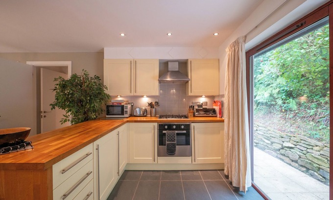 Carnon Downs Cottage | Pet Friendly Luxury 5* 3 Bedroom Cottage with Hot Tub