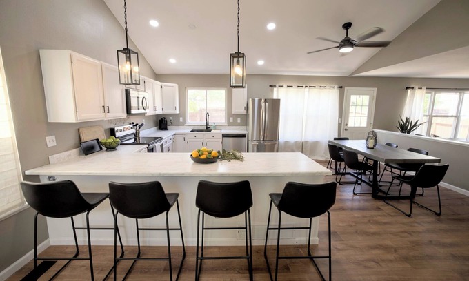 Northeast Colorado Springs House | Pet Friendly Mtn Getaway Ping Pong Table King Bed