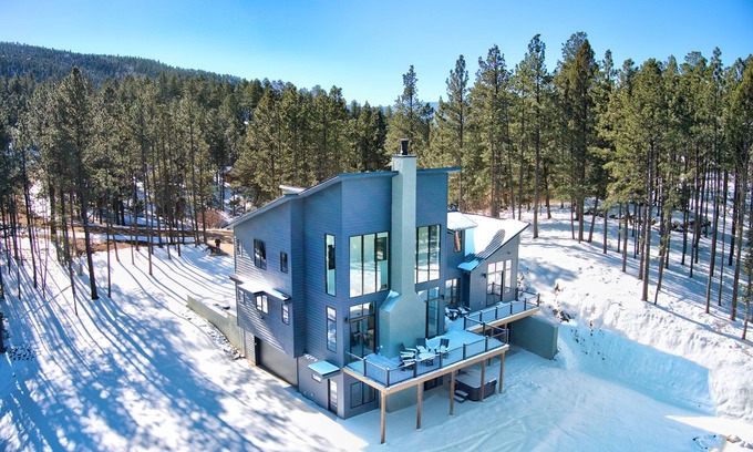Angel Fire House | Pet Friendly | Minutes to Lift | Hot Tub | Blue Mountain Escape
