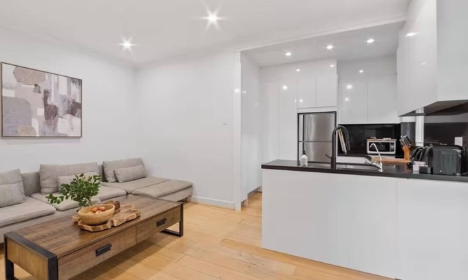 Bellevue Hill Apartment | Pet Friendly Modern Apartment in Rose Bay near water