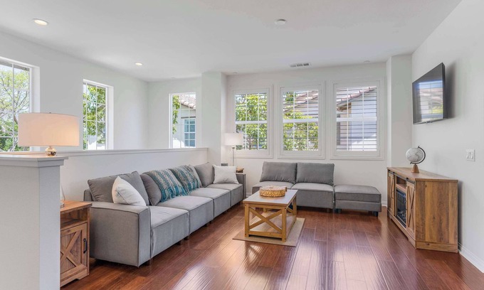 Riverpark House | Pet-Friendly, Modern Riverpark Retreat (30+ Days)