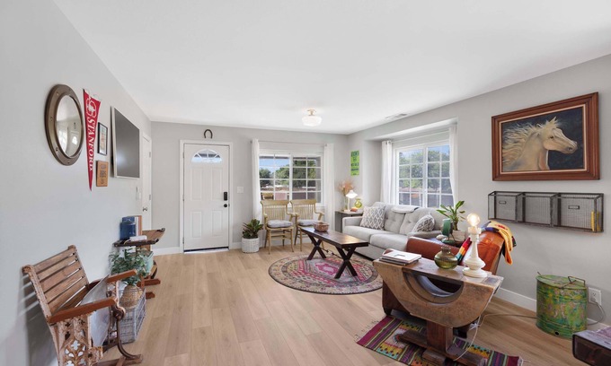 Los Alamos House | Pet Friendly Modern Farmhouse -Walk to Restaurants