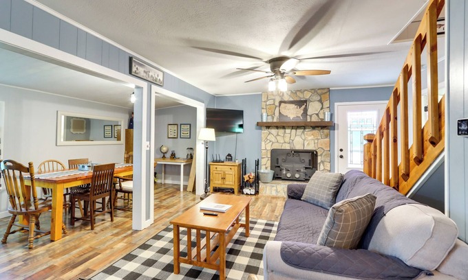 Murphy House | Pet-Friendly Murphy Home: Grilling Deck + Fire Pit