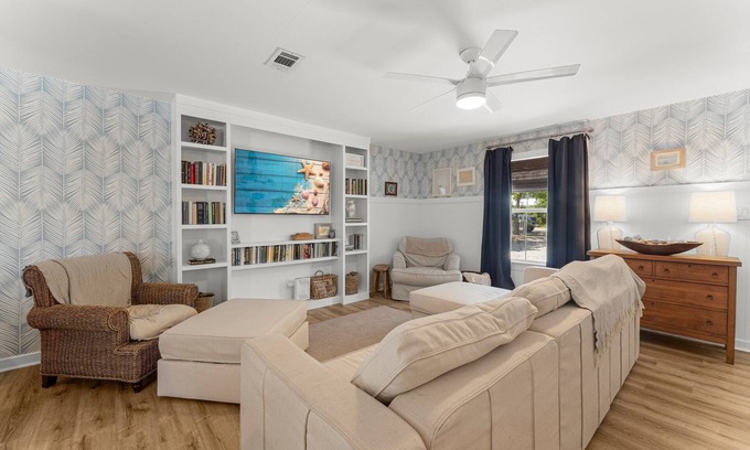 Gulfview Heights House | 🌊Pet Friendly-Private Pool-4 Bikes-Short Walk to the Beach-Cottage Haven🌊