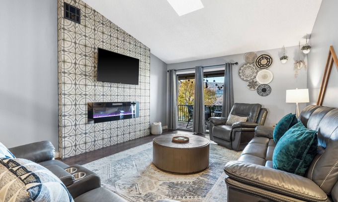 Table Rock Condo | Pet-Friendly Penthouse at Pointe Royale w/view and West Elm furniture