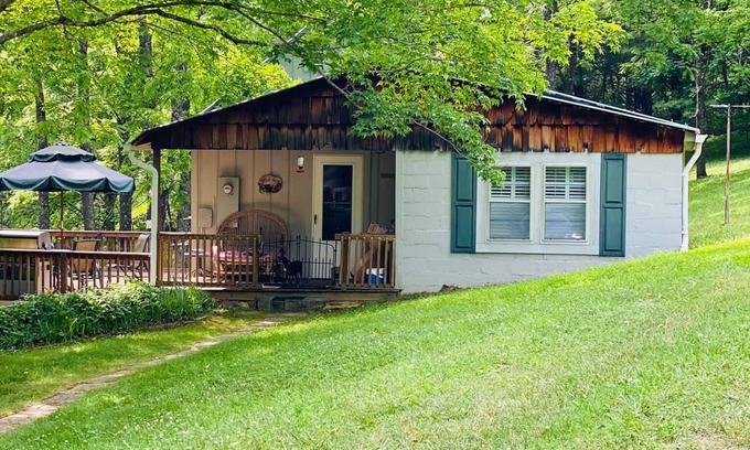 Crumpler Cottage | Pet-friendly, private, refuge. Monthly renters welcome. No extra fees.