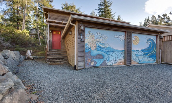 Manzanita House | Pet Friendly Retreat - 2 Blks To Beach & Town, W/Wifi, Hot Tub & Frplc, MCA#1284
