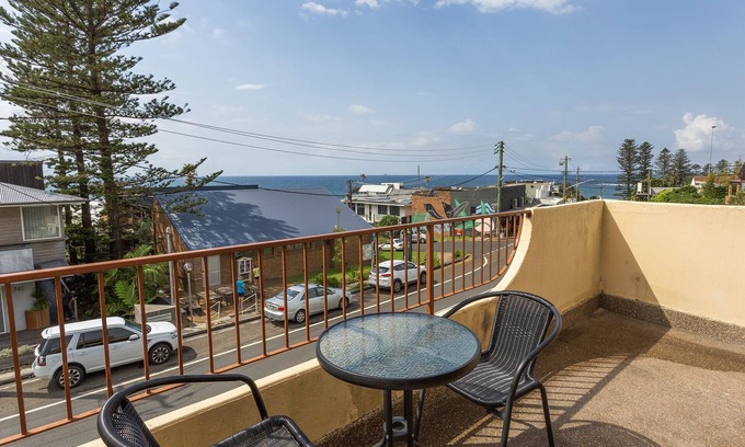 Coledale Apartment | Pet friendly Seaview Apartment in the heart of Coledale village. 100m to Beach