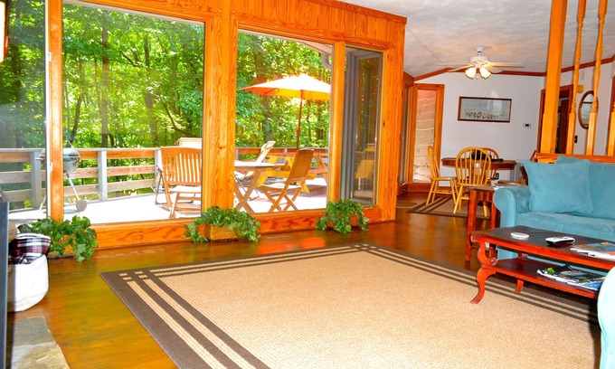 Lynn Cottage | PET FRIENDLY, SECLUDED & most PRIVATE. A GEM, near all area attractions & TIEC