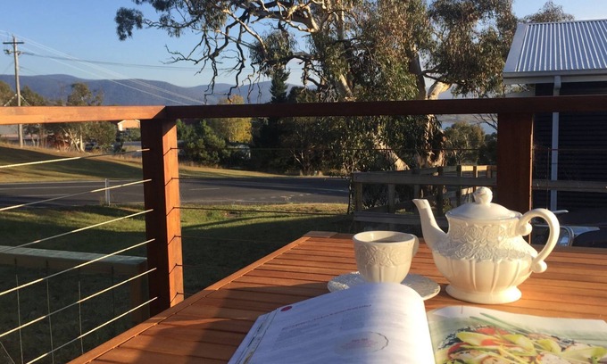 Jindabyne House | Pet Friendly, snow & lake views & walk to lakefront