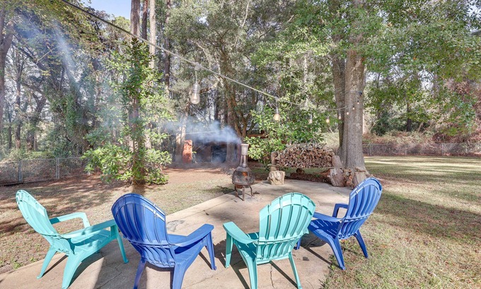 Southport House | Pet-Friendly Southport Home w/Deck: 8 Mi to Beach