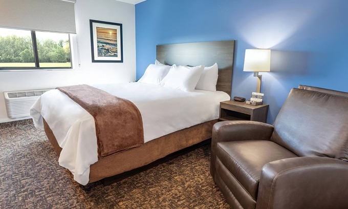 Watertown Hotel | Pet-Friendly Spacious Room w/Kitchen Near Codington Heritage Museum – 2.7 Miles