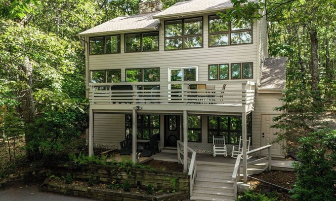 Wintergreen House | Pet-Friendly Snowflake Inn: Cozy Retreat with Sauna, Jacuzzi & Family Fun!