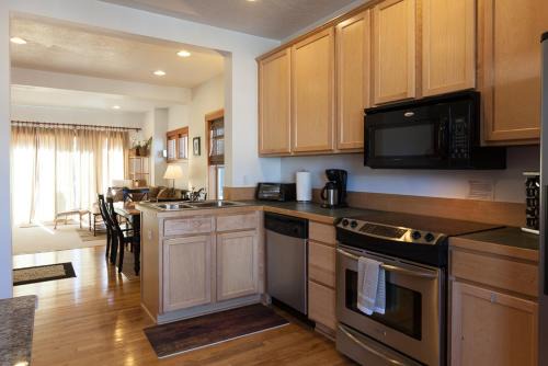 Hood River House | Pet Friendly Venturi BBQ on the Deck