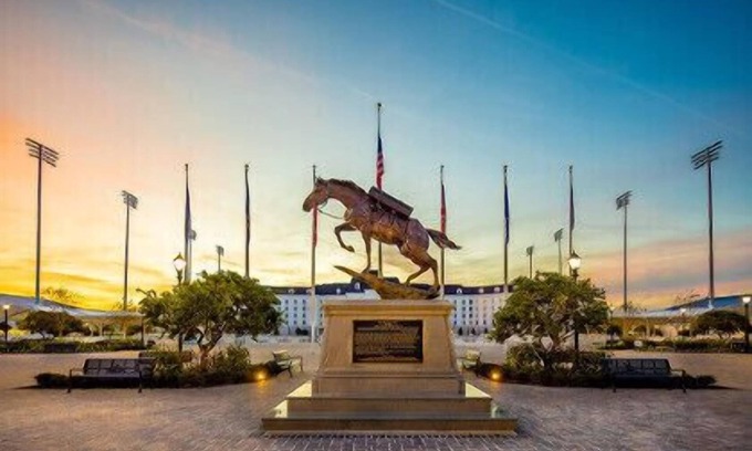 Fellowship House | Pet-Friendly WEC Horses Golf Gated Resort 2/2 BR Home Tennis Pool Gym FencedYard