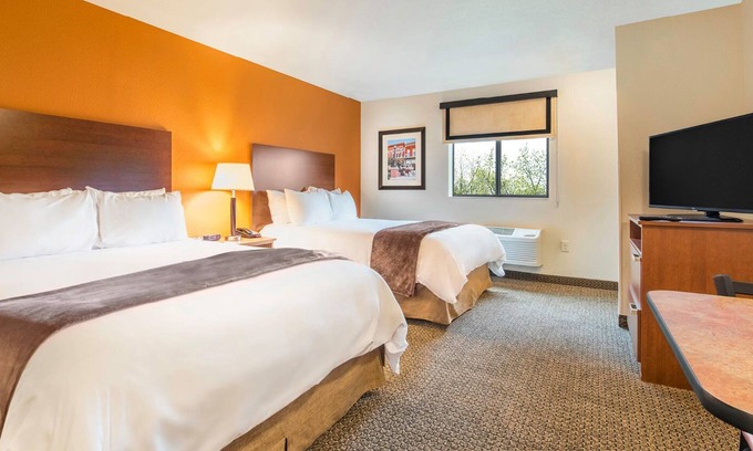 Hastings Hotel | Pet-Loving Room Close to Trails at Lake Hastings – Affordable & Convenient