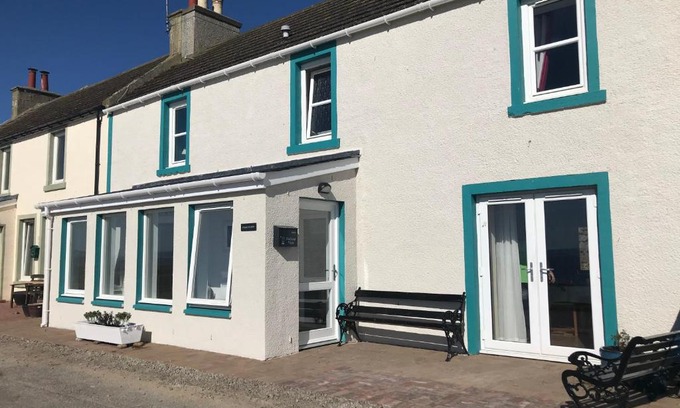 Portmahomack House | PetFriendly-Beachfront-SunsetFacingSunPorch-Garden