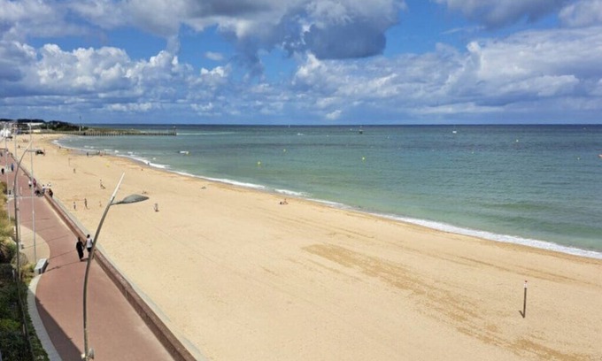 Courseulles-sur-Mer Apartment | Petit Cocon Courseullais with 2-star sea view
