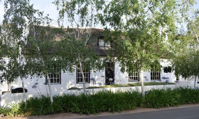 Franschhoek Villa | Petite France:luxury thatched 4BRcottage with pool