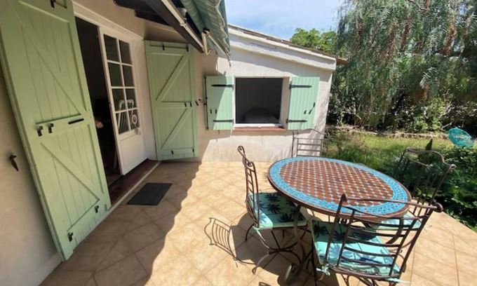 Frejus Cottage | Petite Maison de Vacances au Bord D'un Petit Bois