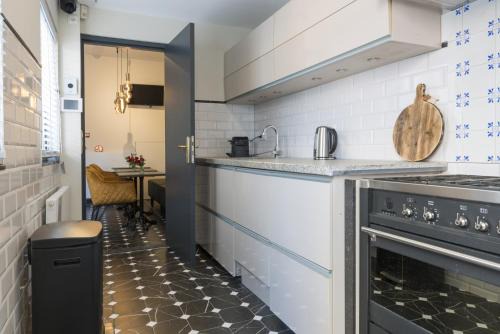 Tilburg Apartment | Petite Room With Wifi, Ac, And Shared Kitchen