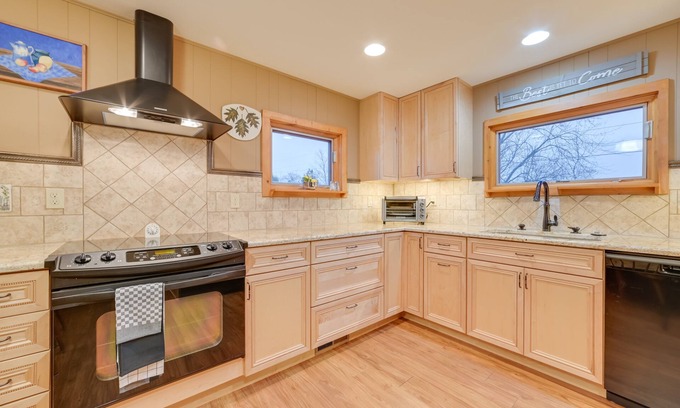 Petoskey Cottage | Petoskey Home ~ 5 Mi to Downtown & Bayfront Park!