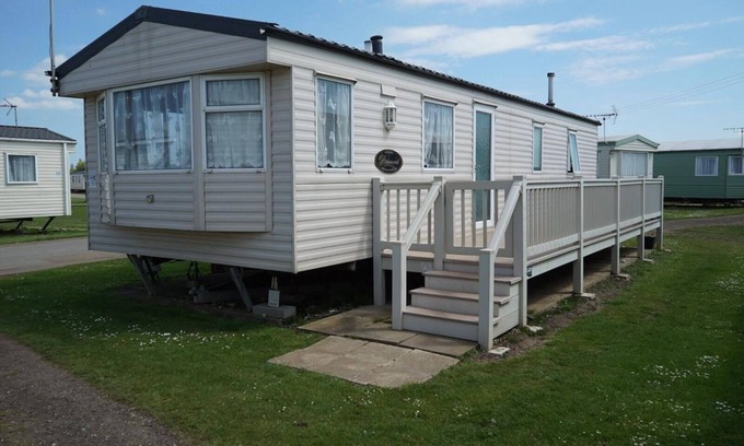 Heacham Ski Chalet | pets stay free 3 bedroom caravan at heacham beach