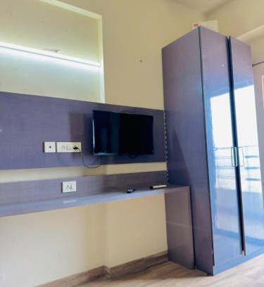 Greater Noida Apartment | Phantom stays