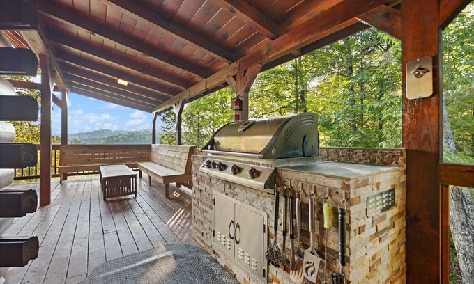 Zoe Cabin | Phenomenal View! Hot Tub, Pool Table, Bar, Internet, Second Den, Satellite TV