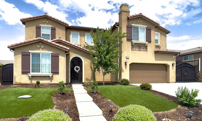 Friant House | Philía Lake House - Casino, Golf Course & Trails
