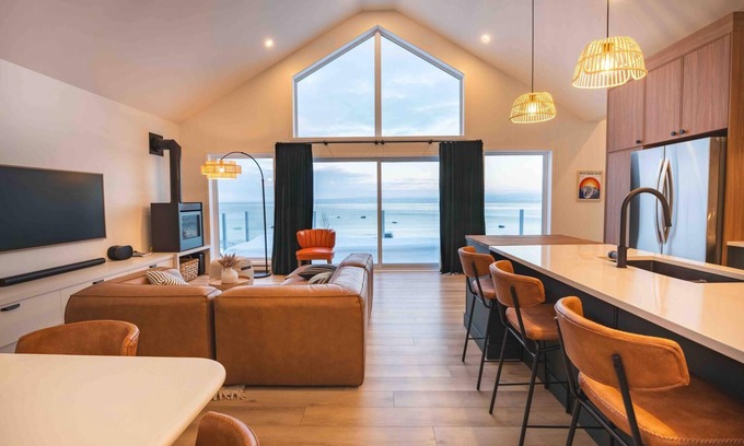 Petite-Riviere-Saint-Francois Ski Chalet | Phil Good 1219: Luxurious River View in Charlevoix