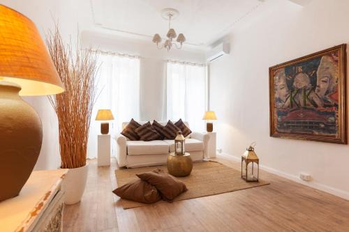 Rione III Colonna Apartment | Piazza di Spagna Historic Flat