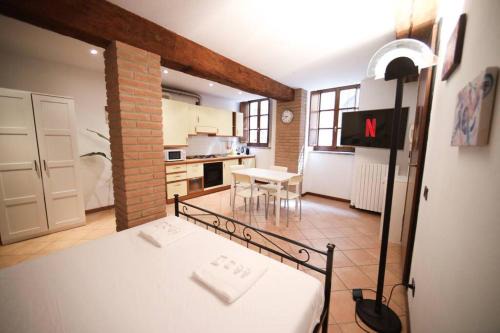 Parma City Centre Apartment | [Piazza Garibaldi] free Wi-fi and Netflix