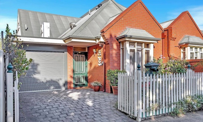 North Adelaide Cottage | Picket Fence Cottage Steps from Adelaide Oval