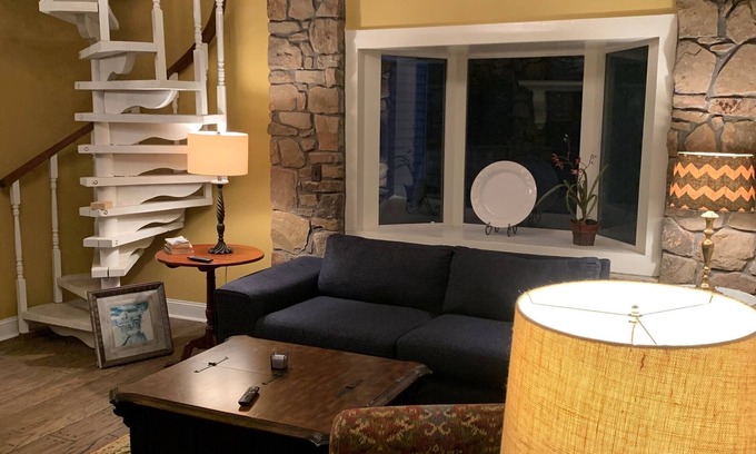Iuka House | PICKWICK BAILIWICK - A PEACEFUL RETREAT OVERLOOKING PICKWICK LAKE + RV HOOKUP