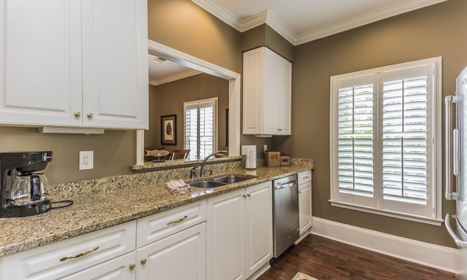Lake Oconee Cottage | Picture perfect Marina Cove Escape with lake views!