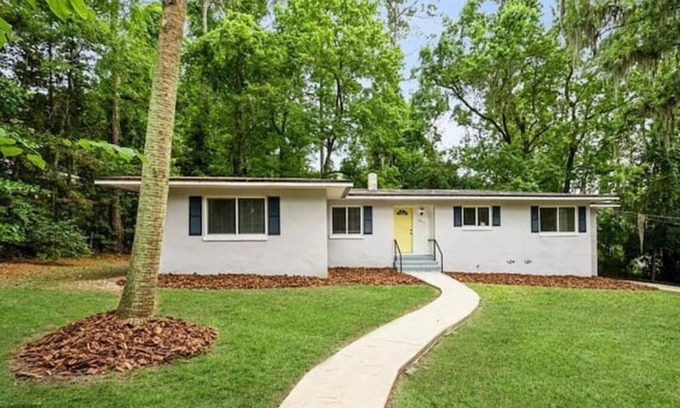 Gainesville House | Picturesque, Bright & Comfy ~ Near Ben Hill Stadium & UF Campus ~ Porch ~Parking