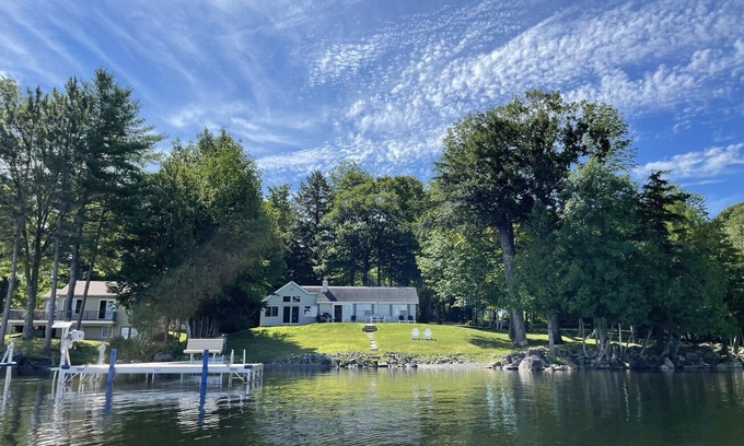 Sidney House | Picturesque Lakefront Retreat in Belgrade Lakes