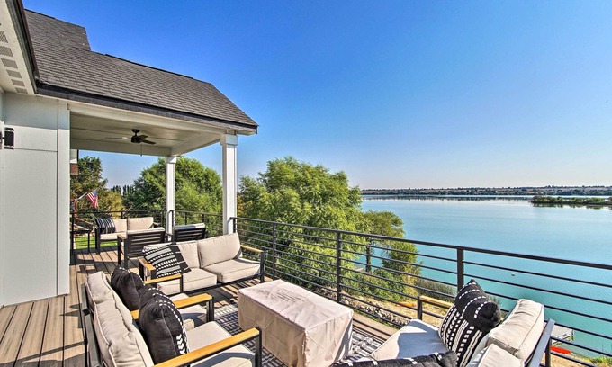 Stratford Cottage | Picturesque Moses Lake House w/Boating Dock