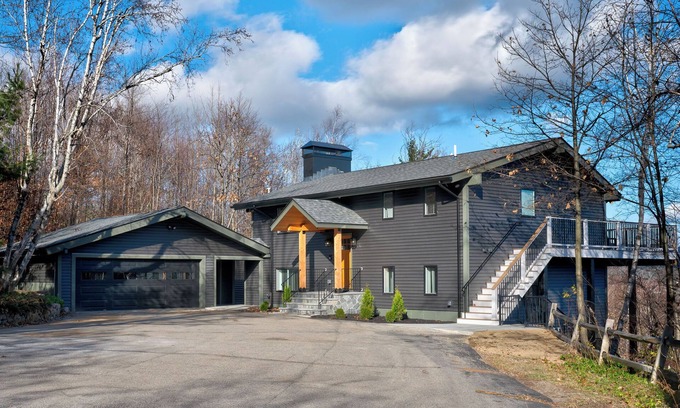 Birch Hill House | Picturesque mountain retreat w/Amazing views, Movie Thtr, Golfsim, Sauna & HT