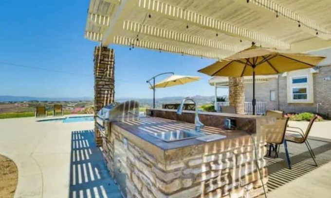 Fallbrook House | Picturesque mountain views in Avocado Country