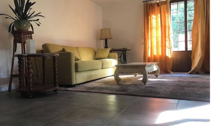 Saint-Saturnin-les-Avignon Apartment | Pied à terre at the gateway to the Ventoux, bike rental.